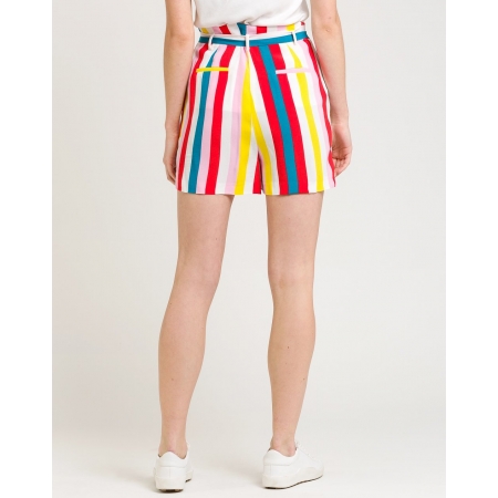 Pantalón short, con estampado de rayas en colores vivos.