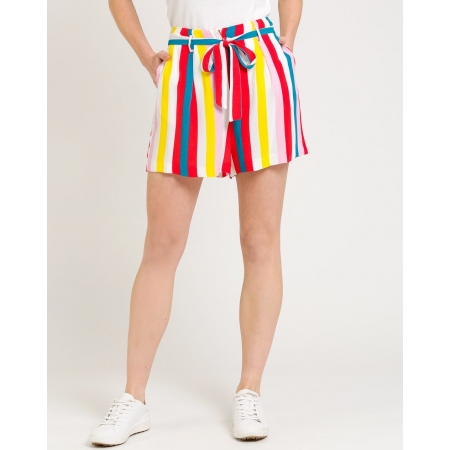 Pantalón short, con estampado de rayas en colores vivos.